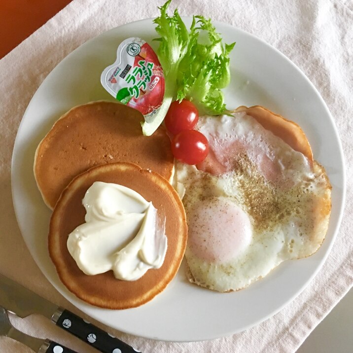 チーズディップホットケーキとハムエッグの朝ご飯♡